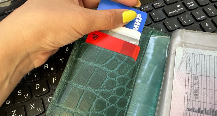 Россиянам решили срочно дать по 10 000 рублей от СФР. Названа майская дата прихода денег на карту