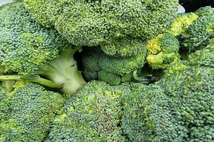 Лук, брокколи, перец ... Это продукты, которые не нужно готовить, и они намного полезнее, если их есть в сыром виде