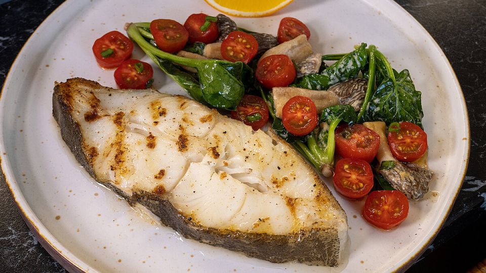 Изысканные стейки палтуса с гарниром из сморчков и шпината: легкость и вкус в одном блюде