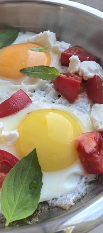 Яичница-глазунья с характером и утренним настроением