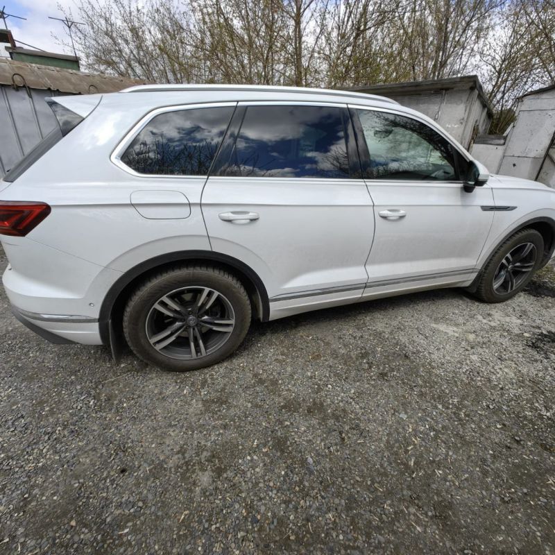           Volkswagen Touareg,      