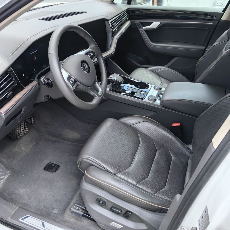            Volkswagen Touareg,      