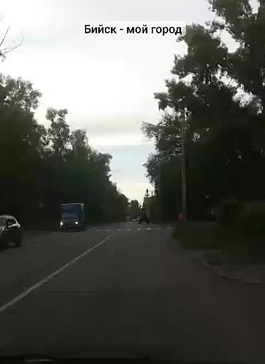 Да будет свет! Уже несколько дней обновляют светильники по улице Социалистической