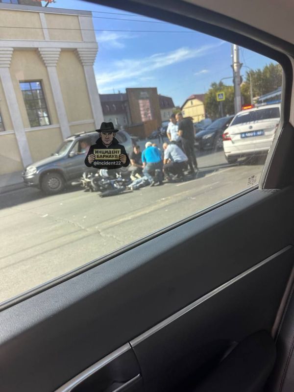 На пр. Строителей в Барнауле рядом с торговым комплексом &quot;Локо&quot;, произошла авария с участием мотоцикла