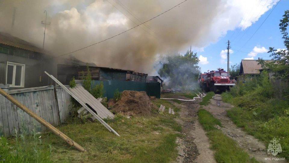 Мать с двумя детьми спаслись из горящего дома в алтайской Топчихе