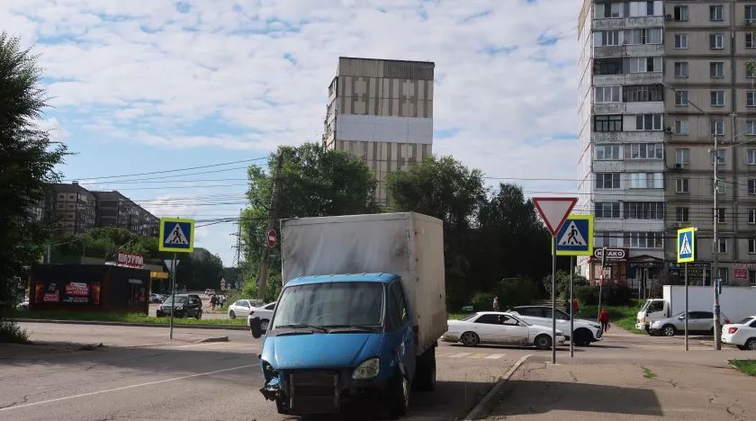 Не едет, а стоит. Бийчане проявляют бдительность: в некоторых районах города стоят брошенные кем-то автомобили