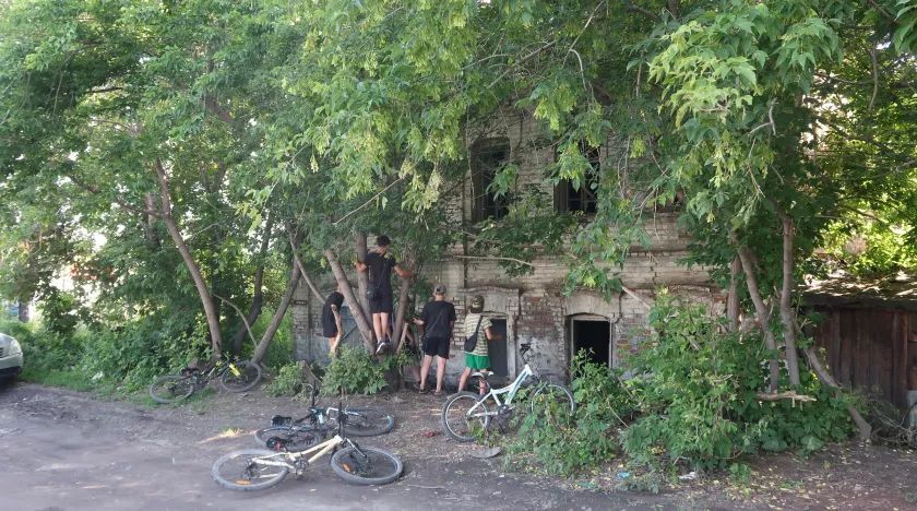 В Бийске разрушается дом, где было общество коневодства