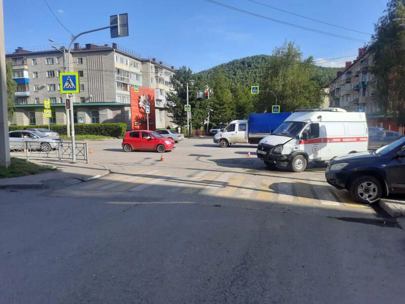 На Алтае в ДТП попал автомобиль скорой помощи, который вез пострадавшего в другой аварии