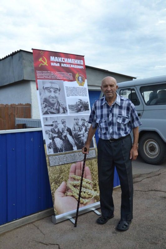 Губернатор Виктор Томенко поздравил с 90-летним юбилеем Почетного гражданина Алтайского края Илью Максименко