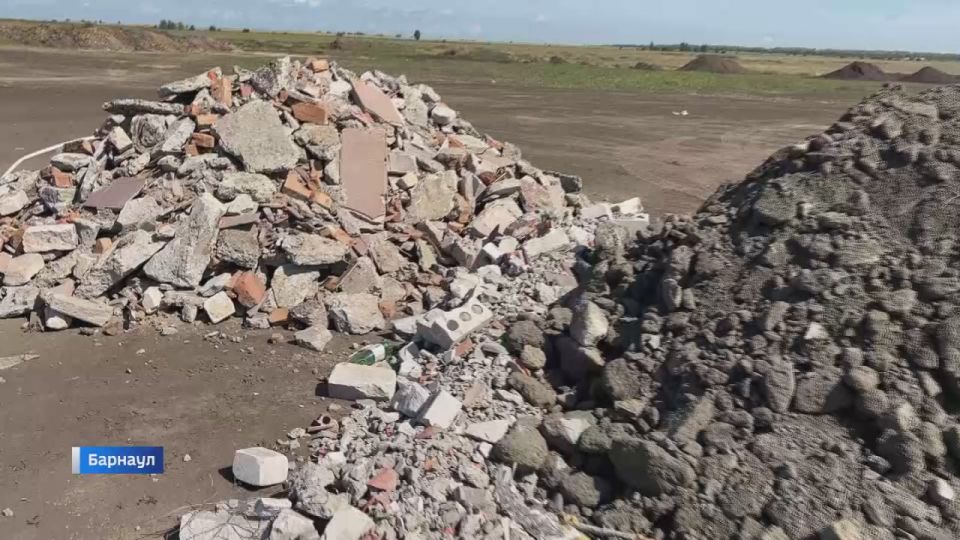 В барнаульском посёлке Казённая Заимка местных жителей беспокоят самосвалы, которые вывозят грунт