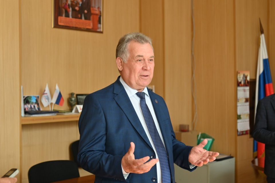  Александр Романенко вручил награды АКЗС работникам социальной сферы Курьинского района
