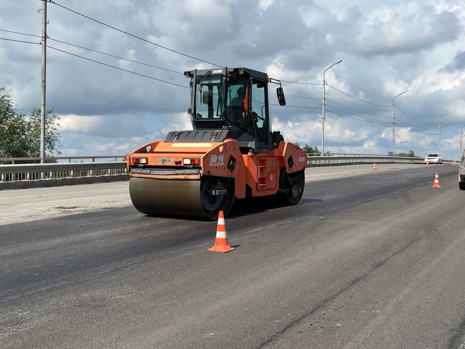 О ремонте городских дорог. На большинстве участков уже завершена укладка верхнего слоя асфальтового покрытия, и мы видим значительные улучшения в состоянии наших дорог