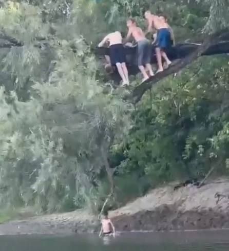 Детям запрещено находится у водоемов без присмотра взрослых