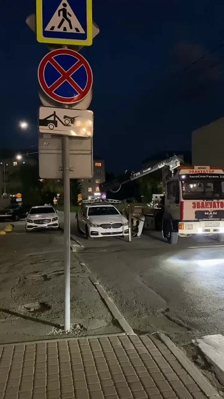 В центре Барнаула работает эвакуатор