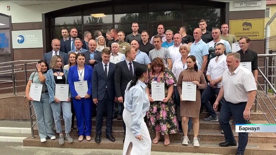 Участники обучения по федеральной образовательной программе «СВОй бизнес», успешно защитившие проекты, получили сертификаты о прохождении курса