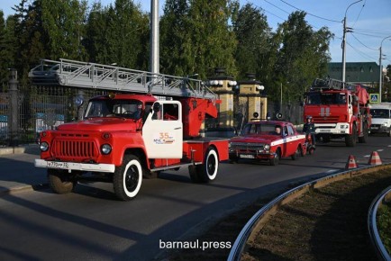 В рамках празднования Дня города в Барнауле проходит демонстрация пожарной техники