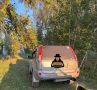 Дети катались на внедорожнике по детской площадке в Барнауле, пока взрослые выпивали