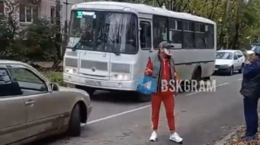 С блином на голове. Вчера в районе АБ, недалеко от спорткомплекса «Заря», бийчане заметили мужчину на «Мерседесе», который странно себя вёл
