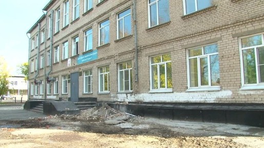 Остались только стены, пол и барельеф в актовом зале