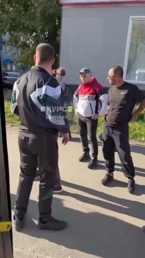 В Барнауле несколько человек избили водителя автобуса после просьбы предъявить билеты