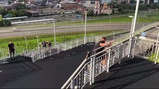Новый способ спуститься по лестнице Нагорного парка показал барнаулец — подходит он не всем и весьма опасный