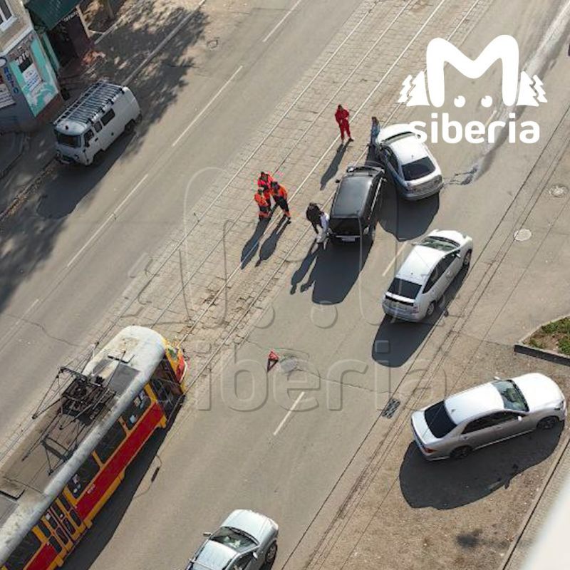 Две машины заблокировали рельсы на Советской Армии в Барнауле