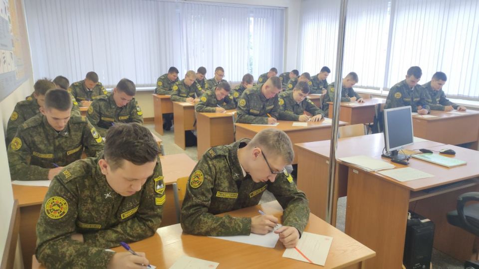 Письма из сердца Сибири. Студенты учебного взвода 1ПС-22 Алтайского государственного технического университета имени И.И. Ползунова написали письма военнослужащим со словами благодарности и пожеланиями