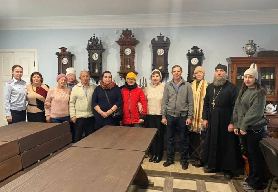 История в каждом тике: бийские полицейские и общественники посетили выставку, где время говорит