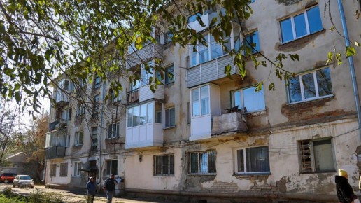 Жильцы дома на проезде 9 Мая, 7а бьют тревогу: уже полгода подвалы здания заливает сточными водами