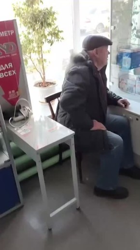 Льготники из Алейска жалуются на бесконечные очереди в аптеках