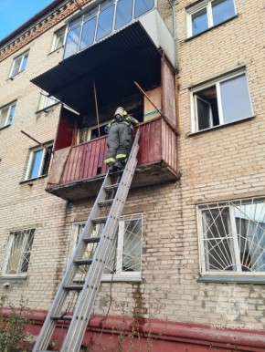 Спасены люди. Пожарно-спасательные подразделения города Барнаула ликвидировали пожар в одной из квартир пятиэтажки по ул. 1 Мая