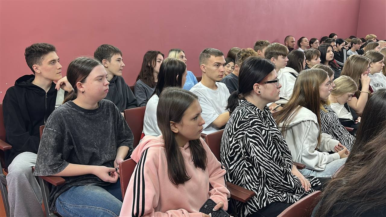 Полицейские рассказали бийским студентам об актуальных схемах мошенников и ответственности за преступления Полицейские рассказали бийским студентам об актуальных схемах мошенников и ответственности за преступления