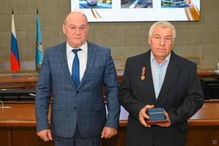 В Барнауле к празднику наградили работников дорожного хозяйства и транспорта