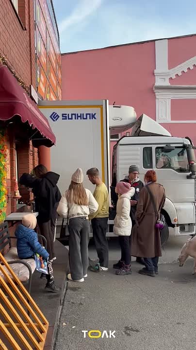 Огромная очередь выстроилась у "Алтайских пышек"!