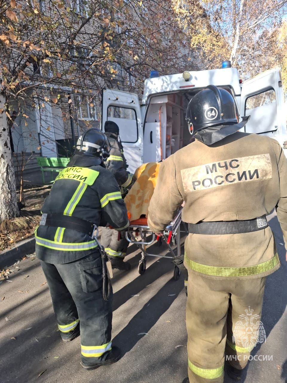 Оказана помощь. Пожарные города Камень-на-Оби оказали помощь мужчине, который, находясь в квартире, упал и повредил спину, самостоятельно передвигаться не мог Оказана помощь. Пожарные города Камень-на-Оби оказали помощь мужчине, который, находясь в квартире, упал и повредил спину, самостоятельно передвигаться не мог
