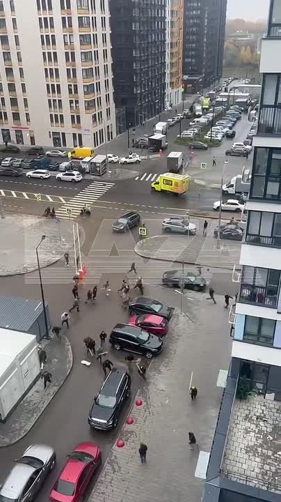 В Москве произошла массовая драка у ЖК «Прокшино»: в ход шли палки, лопаты и камни