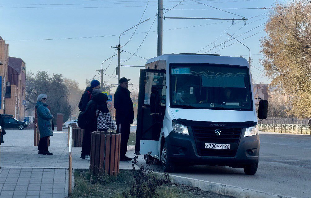 Уважаемые водители, работники и ветераны автомобильного и городского пассажирского транспорта! Примите самые искренние поздравления с праздником! Уважаемые водители, работники и ветераны автомобильного и городского пассажирского транспорта! Примите самые искренние поздравления с праздником!