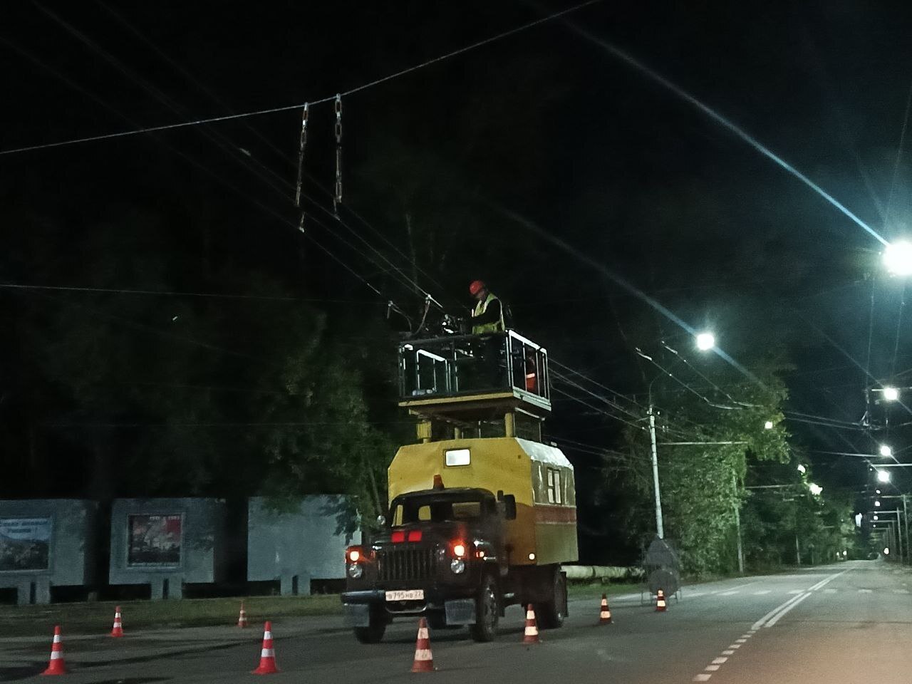 Уважаемые водители, работники и ветераны автомобильного и городского пассажирского транспорта! Примите самые искренние поздравления с праздником! Уважаемые водители, работники и ветераны автомобильного и городского пассажирского транспорта! Примите самые искренние поздравления с праздником!