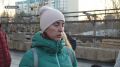 В долгострое на Петра Сухова дети играют в луже, а автовладельцы дерутся за парковку