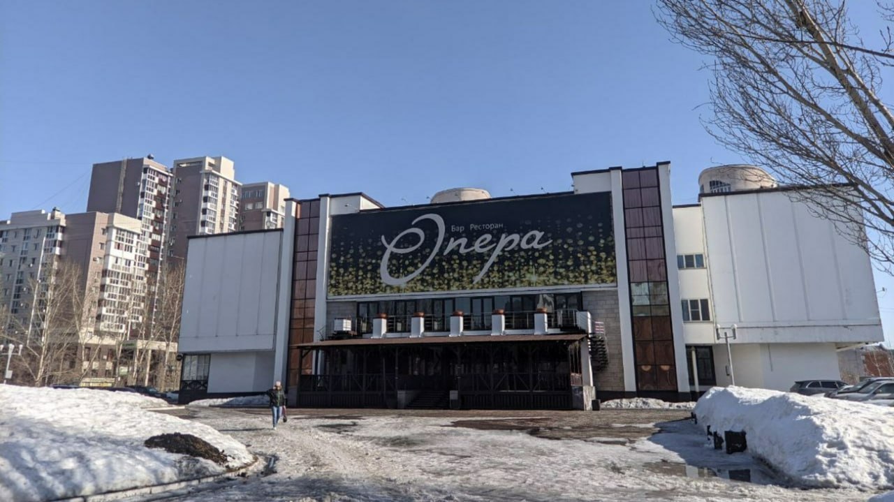 В Барнауле начали разбирать бывшее здание переехавшего ночного клуба "Опера"