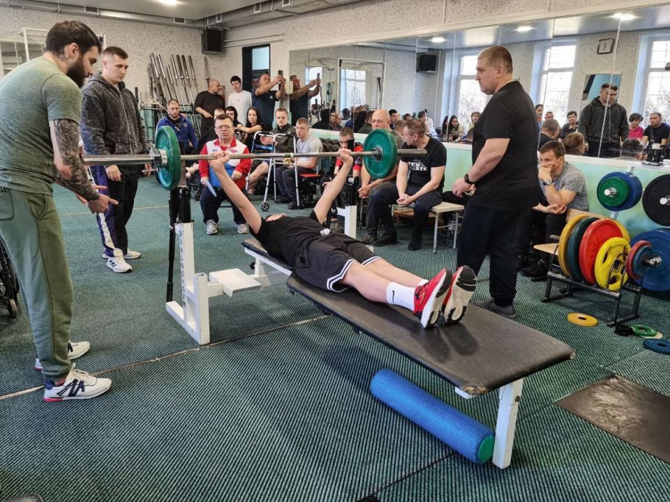 В Барнауле состоялись соревнования по пауэрлифтингу среди спортсменов с ПОДА и ограниченными возможностями здоровья
