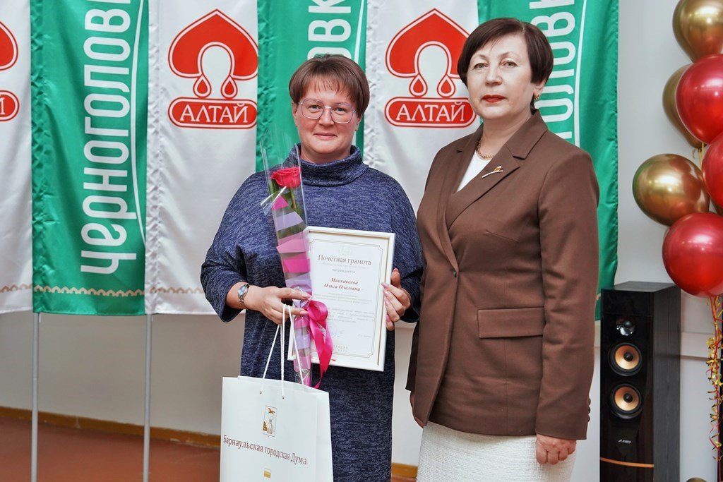 Галина Буевич наградила сотрудников кондитерской фабрики «Алтай» Галина Буевич наградила сотрудников кондитерской фабрики «Алтай»
