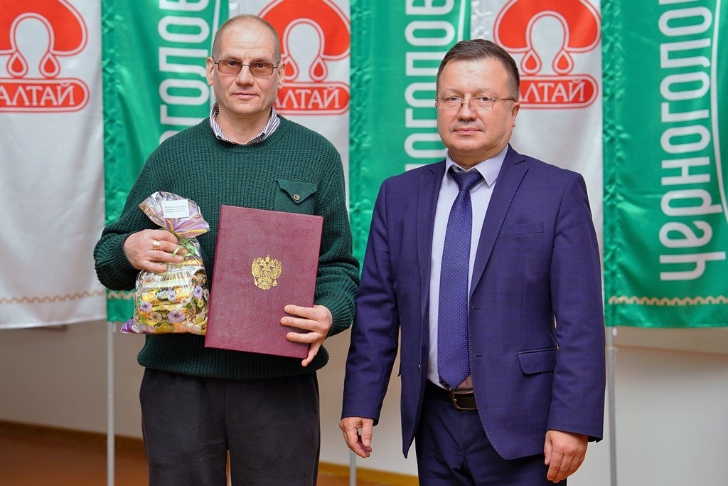Галина Буевич наградила сотрудников кондитерской фабрики «Алтай» Галина Буевич наградила сотрудников кондитерской фабрики «Алтай»