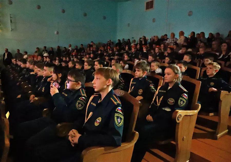 В Бийске кадетов приняли в классы МЧС В Бийске кадетов приняли в классы МЧС