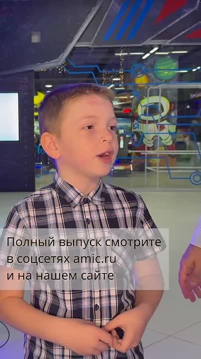 Ведущий «Переговорки» Александр Михельсон сел в кресло, пристегнулся, надел очки — и нет, не отправился в путешествие — отправился в VR-реальность
