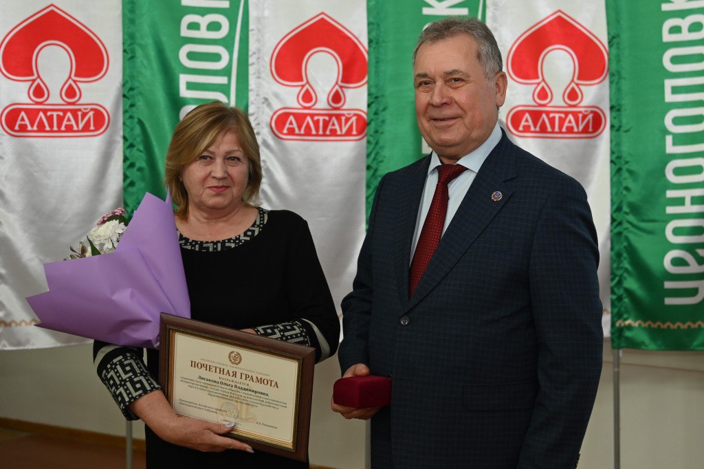Коллектив кондитерской фабрики «Алтай» получил награды краевого парламента Коллектив кондитерской фабрики «Алтай» получил награды краевого парламента