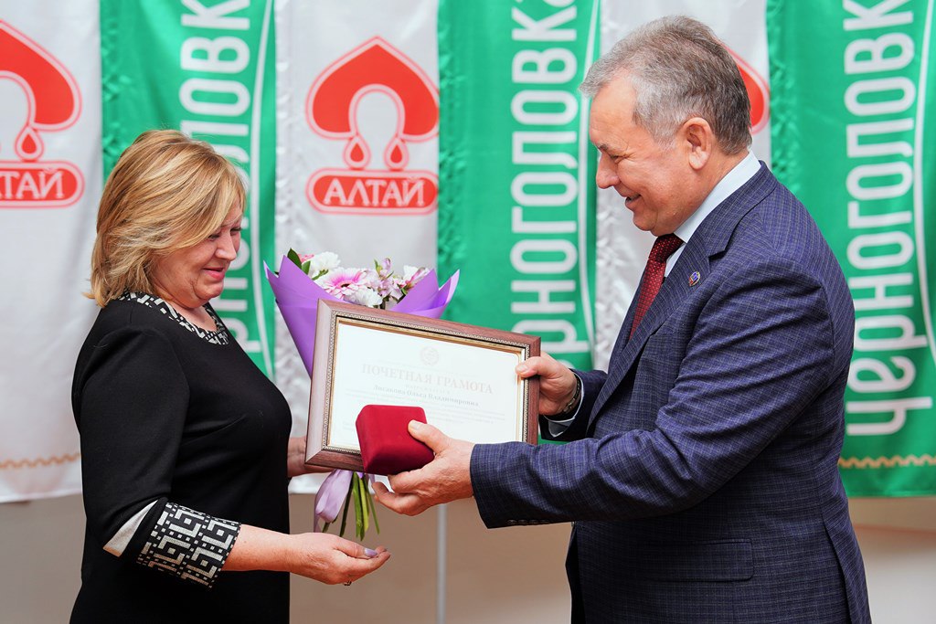 Галина Буевич наградила сотрудников кондитерской фабрики «Алтай» Галина Буевич наградила сотрудников кондитерской фабрики «Алтай»