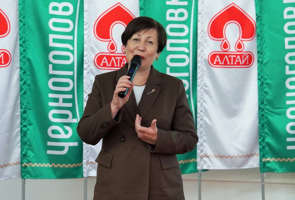 Галина Буевич наградила сотрудников кондитерской фабрики «Алтай» Галина Буевич наградила сотрудников кондитерской фабрики «Алтай»