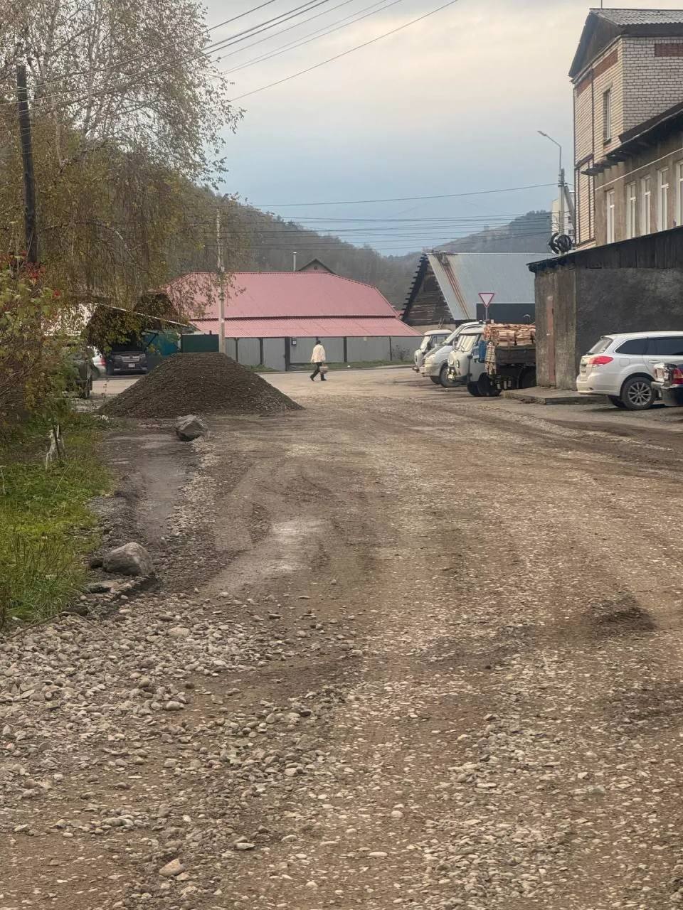 Жители старого центра в Горно-Алтайске не могут добиться ремонта дороги