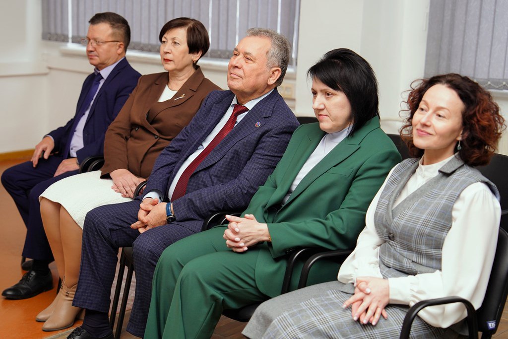 Галина Буевич наградила сотрудников кондитерской фабрики «Алтай» Галина Буевич наградила сотрудников кондитерской фабрики «Алтай»